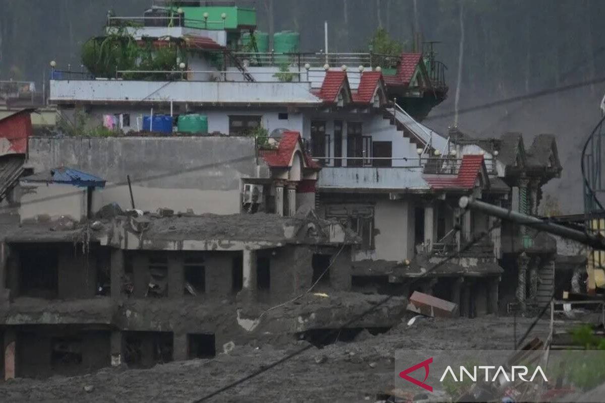 Chinese PM arrives in Tibet, over 550 still missing after floods