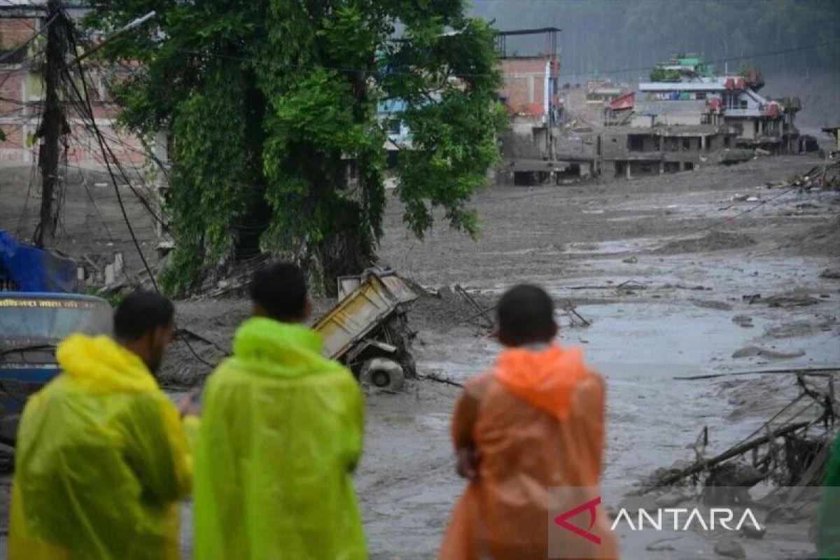 Nearly 100 citizens missing after flash floods, Chinese PM visits disaster site
