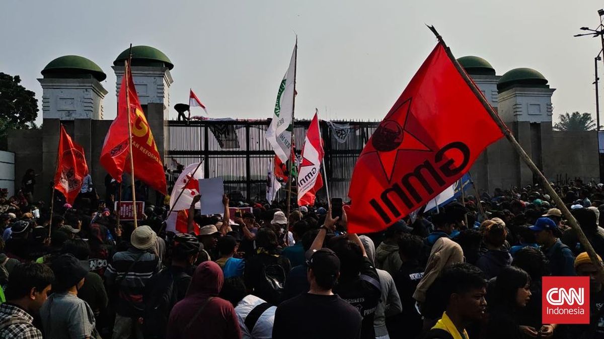 Police Disperse Protesters in Front of DPR Building