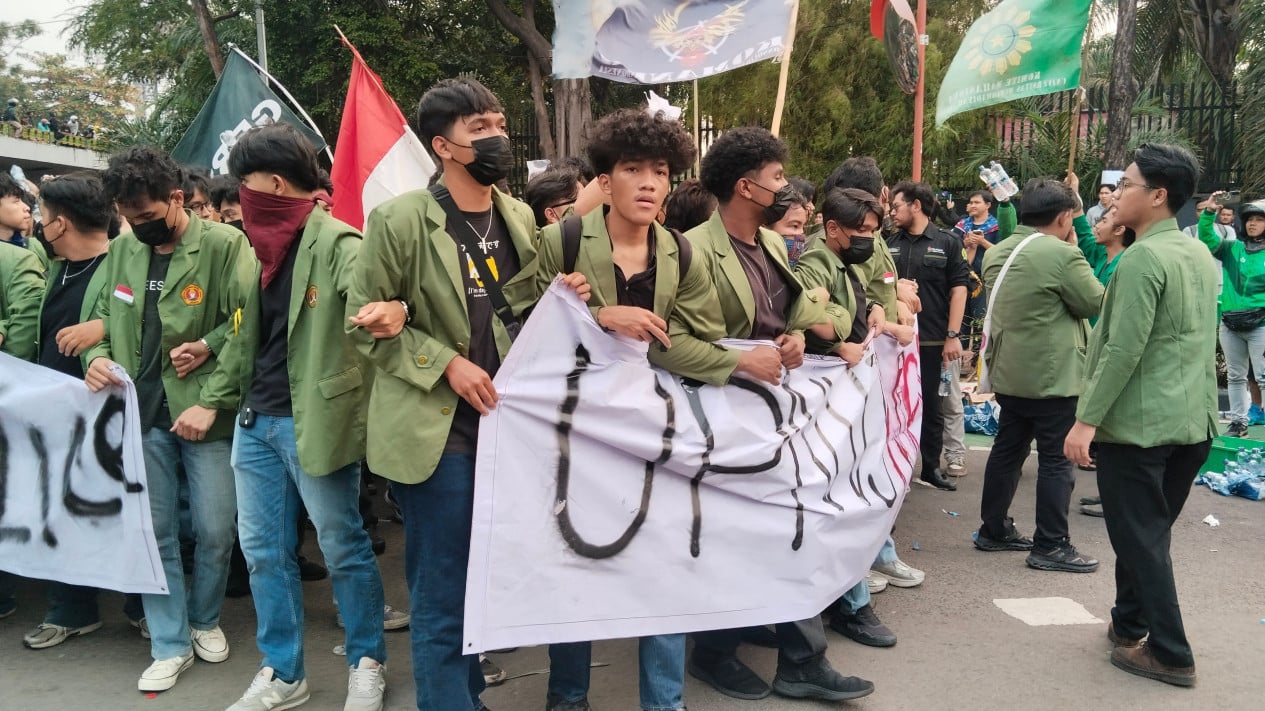 As Night Falls, Student Protesters March Towards the DPR Building