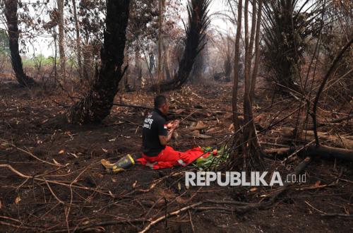 A Brief Pause Amid Forest Fires: Manggala Agni Personnel Do Not Forget to Pray