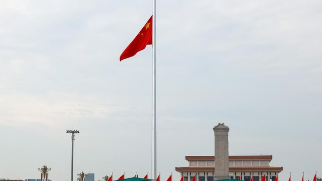 China's Economy Trembles! Industrial Profits Collapse, Worst This Year