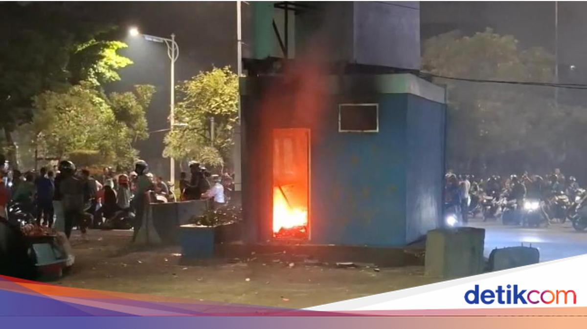 Situation Around Slipi, Jakarta Tonight: Police Post Set on Fire