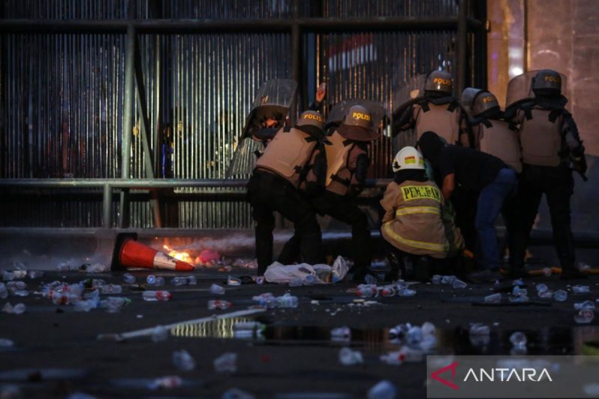 Polda Metro Jaya inventories damage after protest outside DPR