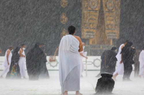 Saudi Arabia Issues Red Alert as Makkah and Madinah Hit by Thunderstorms and Strong Winds
