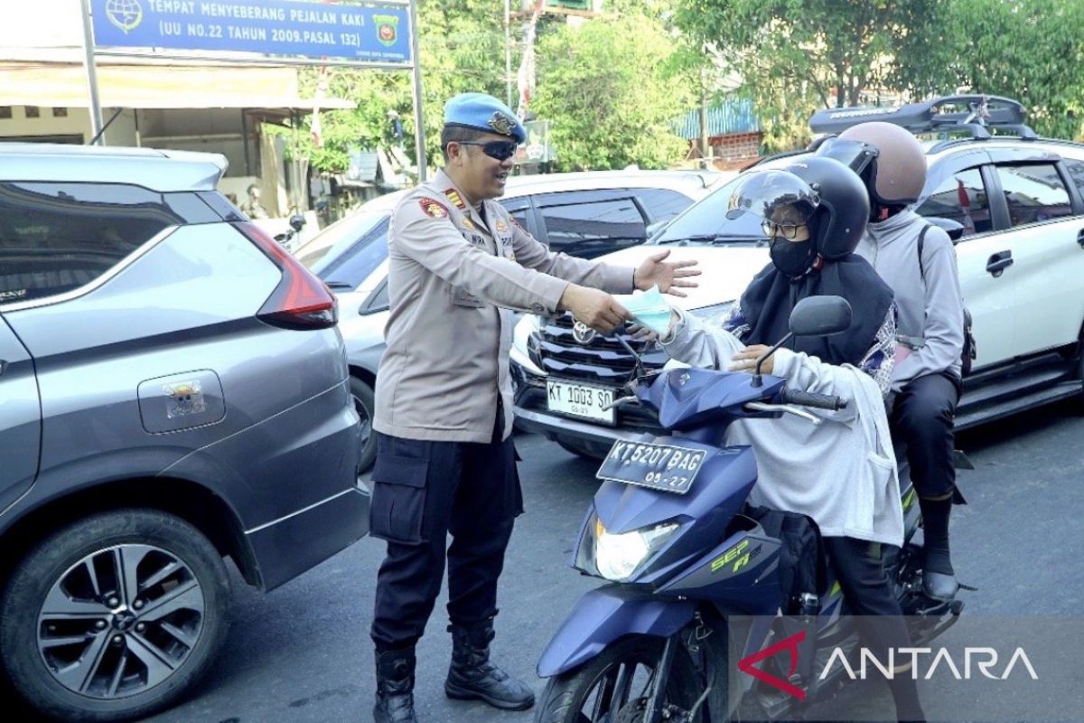 Samarinda Police distribute 10,000 masks to mitigate haze impact
