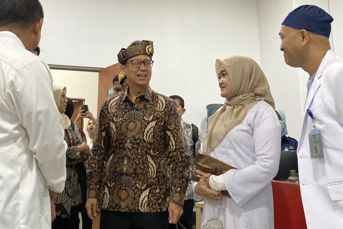 Health minister pledges to strengthen Embung Fatimah Hospital Batam equipment for KSJU care