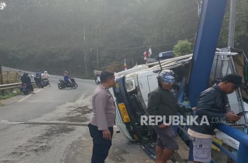 Truck Carrying 10 Tonnes of Chicken Feed Crashes into Bridge, Badly Damaged