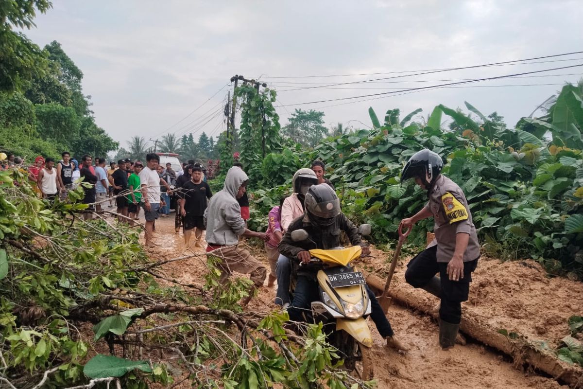 Police manage traffic on Trans Sulawesi route in Parimo due to flooding
