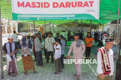 Mosque Damaged by Earthquake, Mbay Residents in NTT Hold Friday Prayers in Emergency Tent