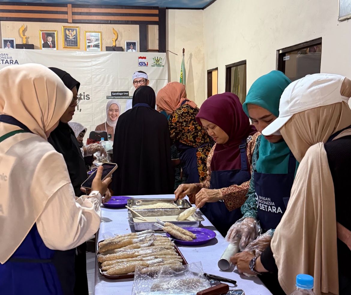 YIS Entrepreneurship Training Yields Orders, Participants Earn Millions of Rupiah from Frozen Food