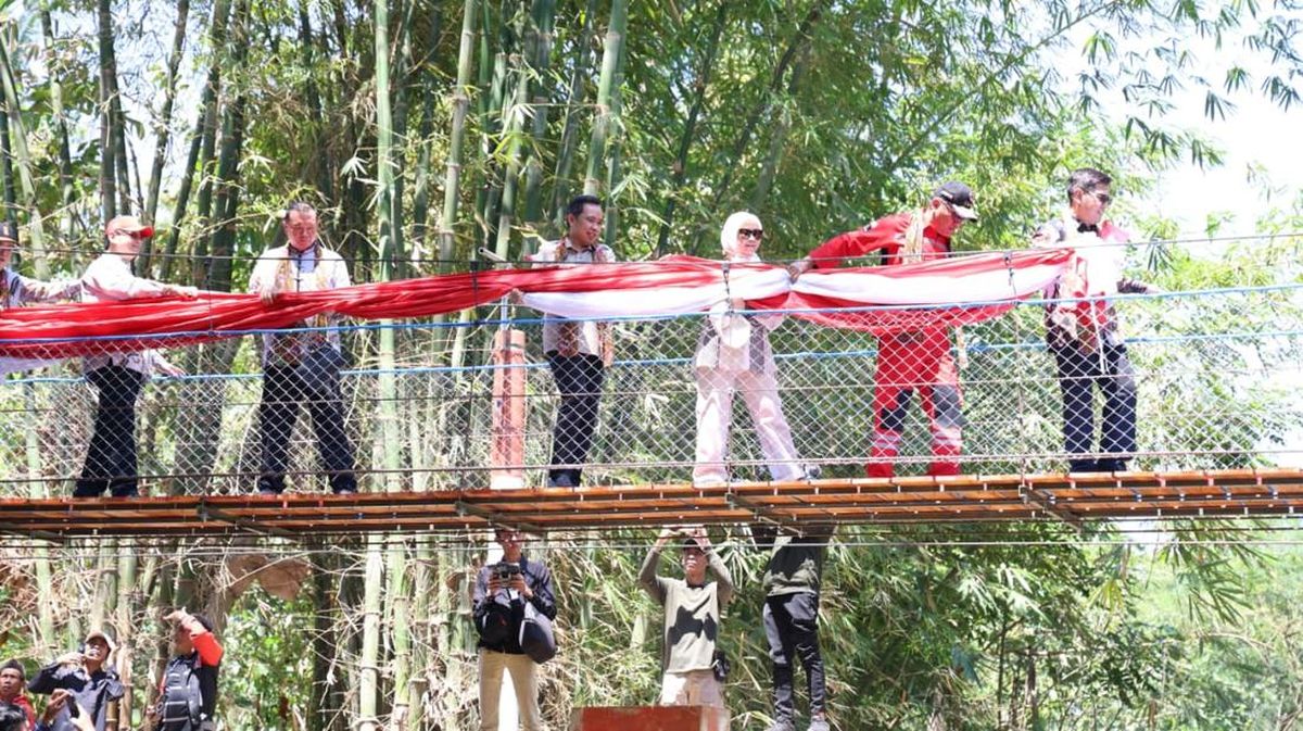 Jember Regent Inaugurates Two Suspension Bridges with PSMTI and Pegadaian