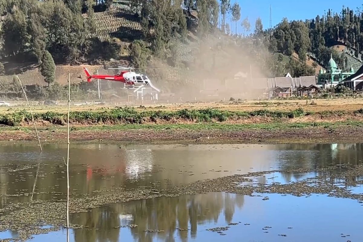 Mount Semeru forest fire suppression uses water bombing helicopters