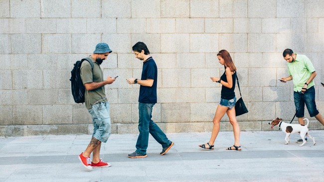 Warning: Crossing the Road While Using a Mobile Phone Could Result in a Fine of Rp1.5 Million