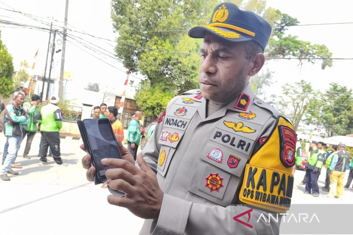 Man in Bekasi Arrested for Posting Call to 'Surround the DPR'