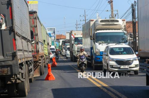 Vehicle Queue Stretches 5 Kilometres at Ketapang Port