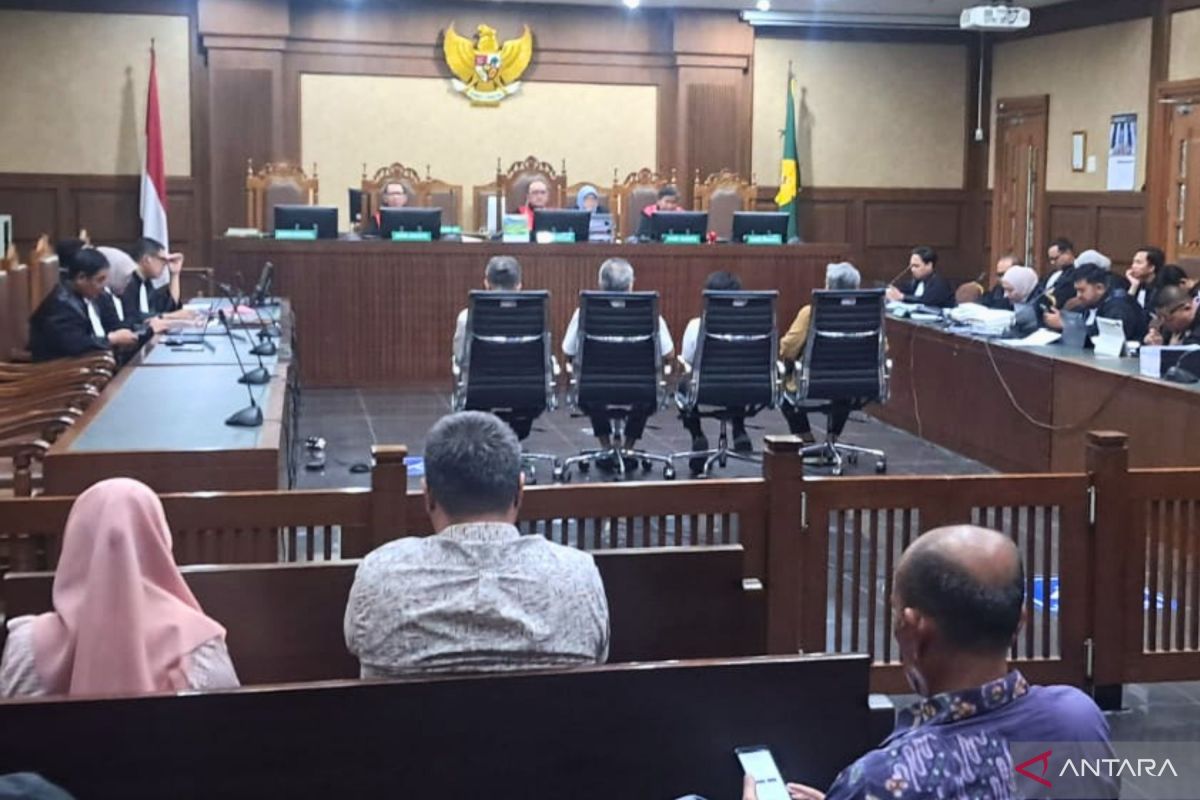 Two former LPEI officials request acquittal in corruption case