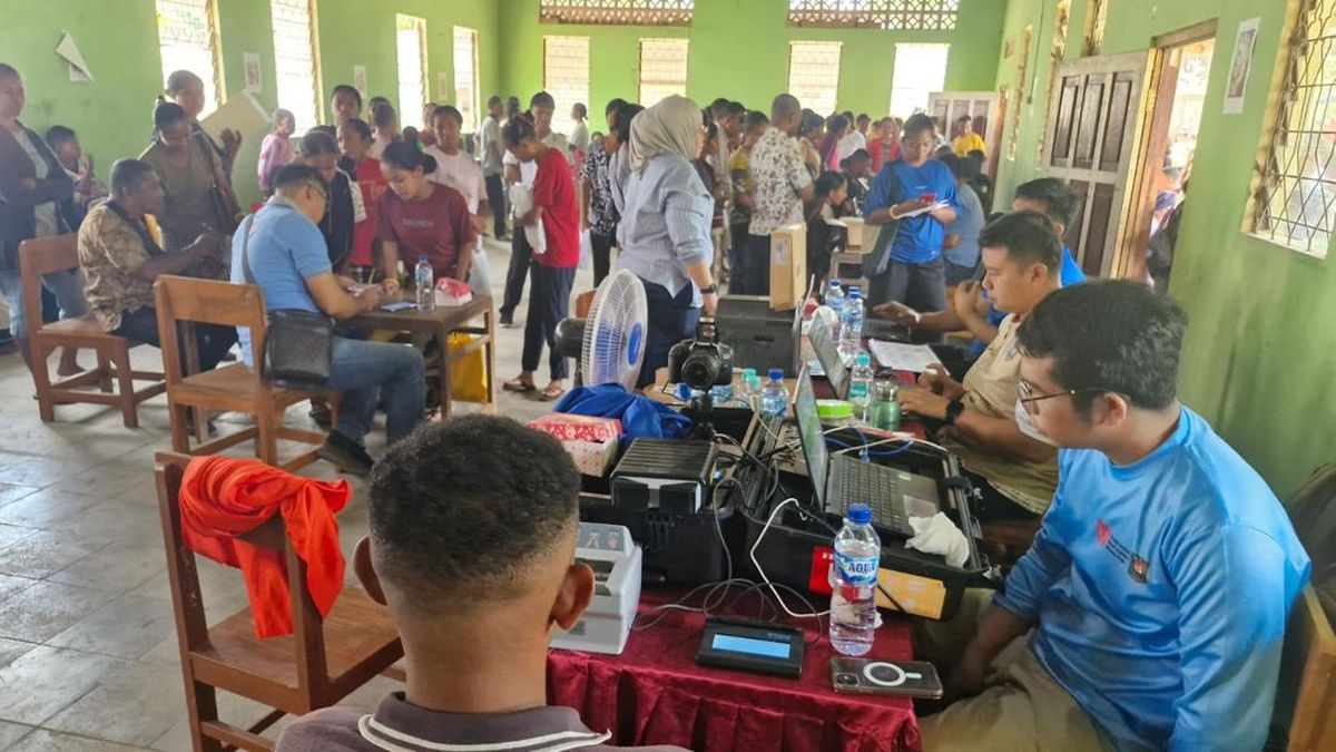 Dukcapil Restores Civil Registration Documents in Sikka, NTT Evacuation Sites