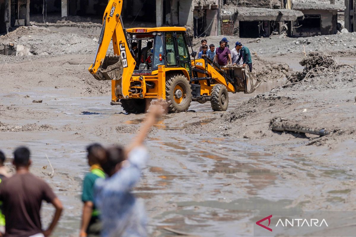 Nepal rescues 121 foreign tourists from flood disaster
