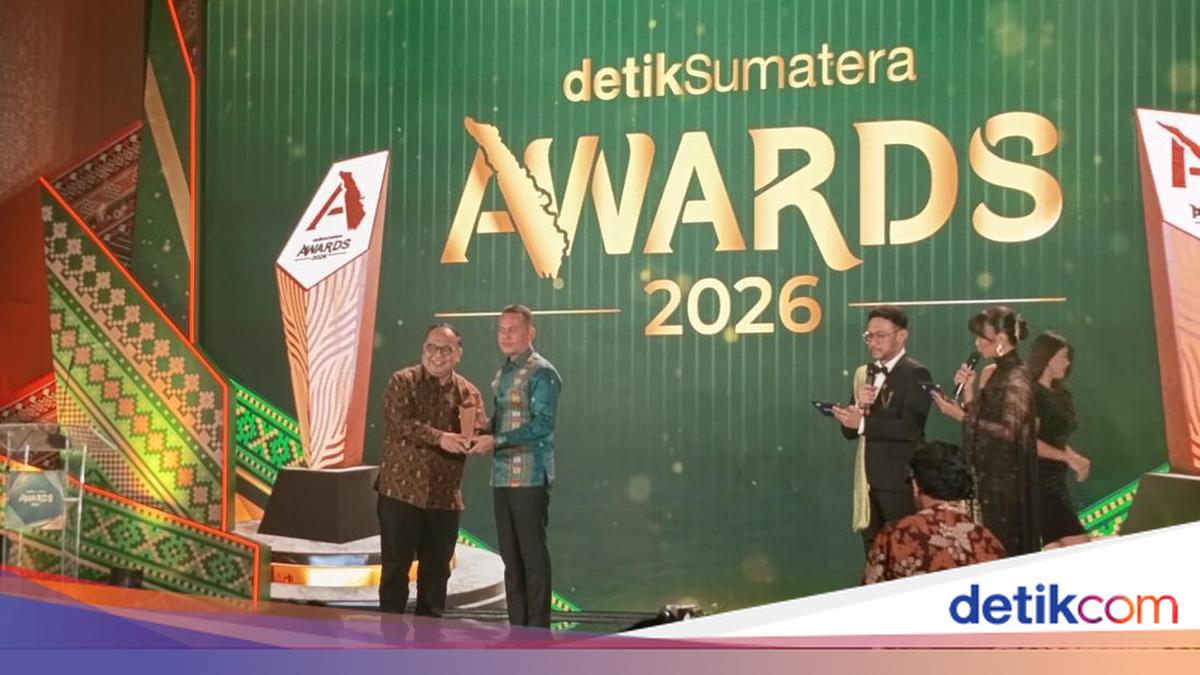 Musa Rajekshah Receives 'Sustainable Infrastructure Development Figure' at detikSumatera Awards