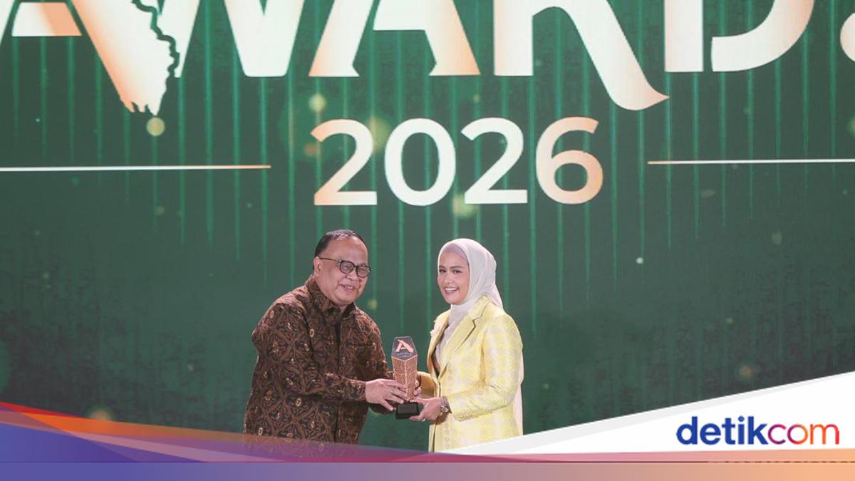 Karmila Sari Receives 'Legislator Caring for Education and Women' detikSumatera Awards