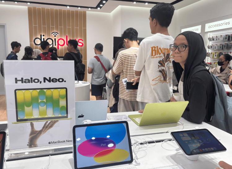 Phone Prices Rise, Distributor Relies on Financing and Network Expansion
