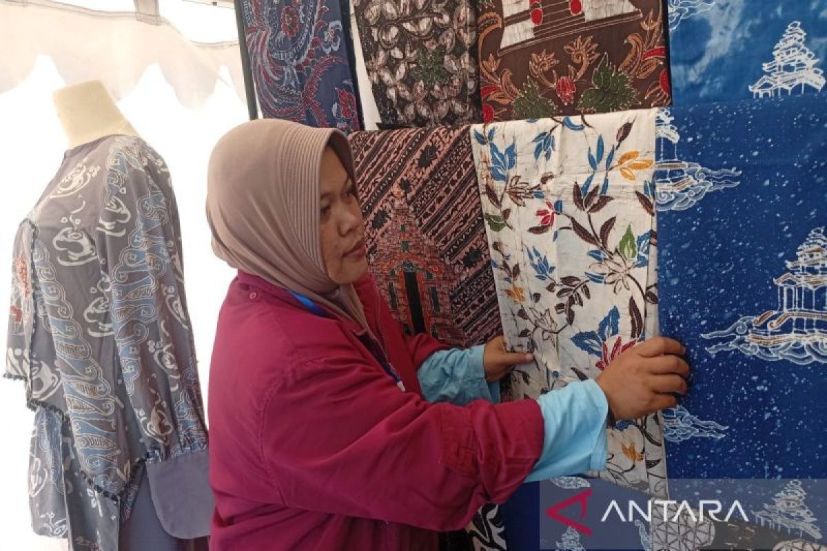 Gumelem Batik Association values DCF for expanding market beyond Java