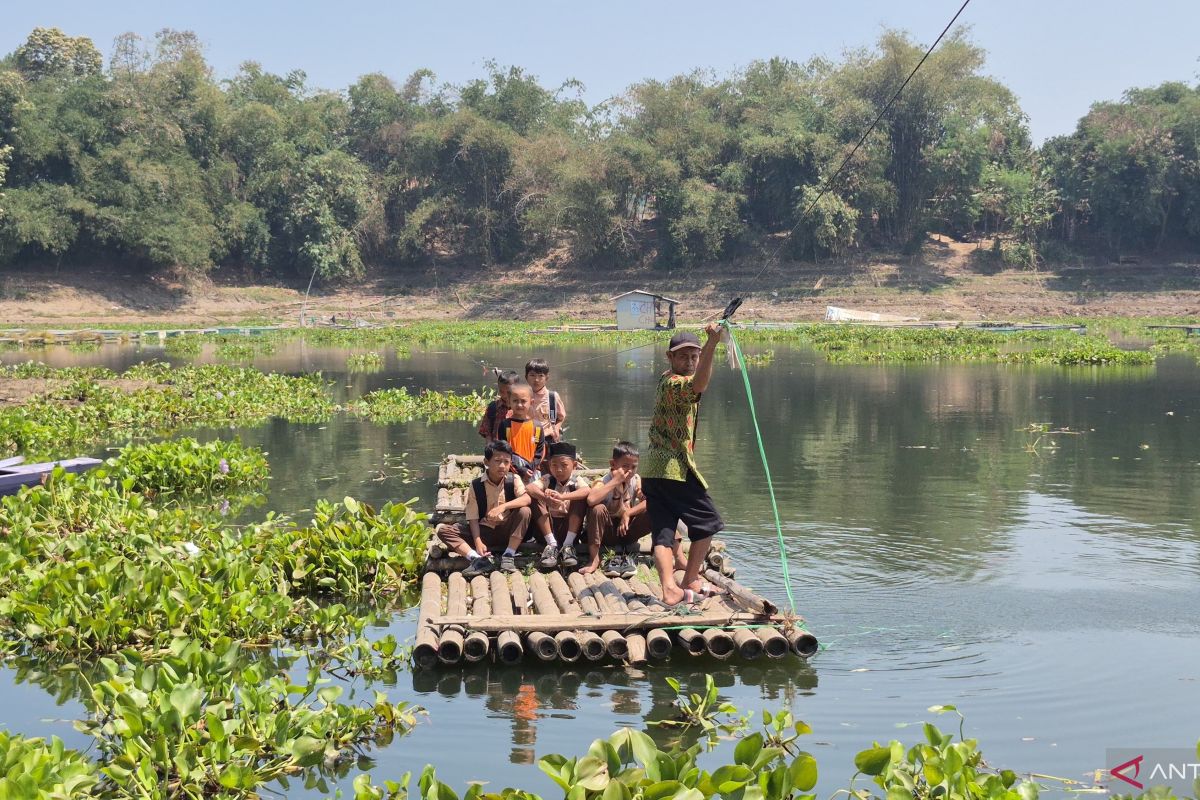Sadang children raft first, then go to school