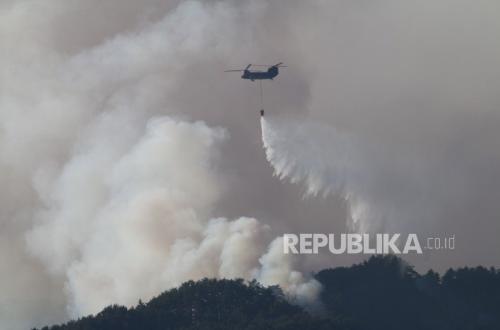 Japan's Defence Ministry Sends Three Chinook Helicopters to Help Tackle Forest Fires in Kalimantan
