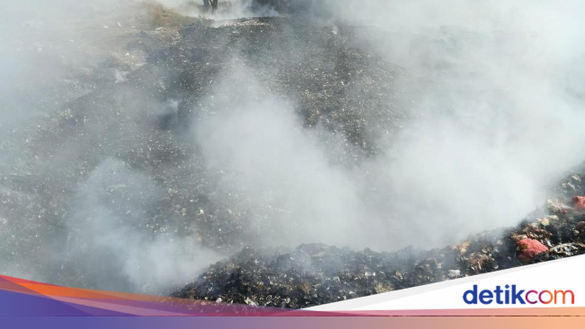 Illegal Waringinkurung Landfill Burns Overnight, Smoke Still Visible This Morning