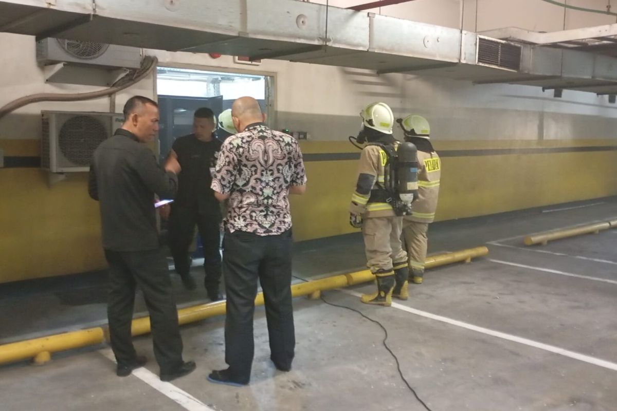 14 South Jakarta Fire Department personnel extinguish fire in KPK basement
