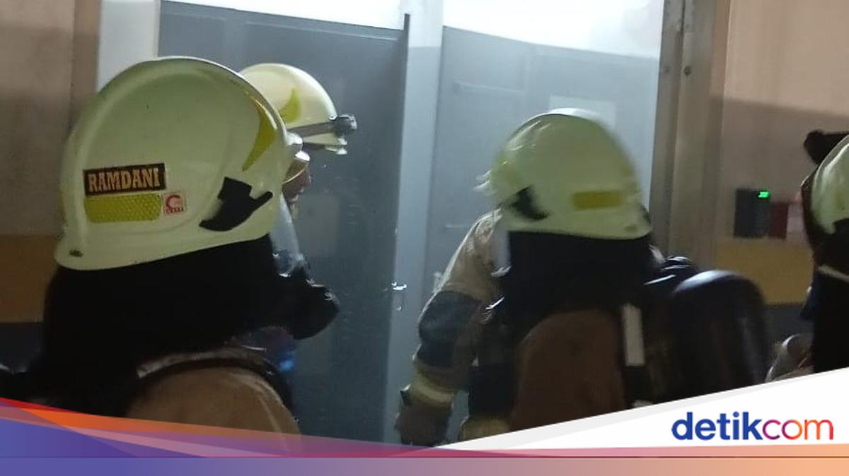 Firefighters Respond to Blaze at KPK's Merah Putih Building