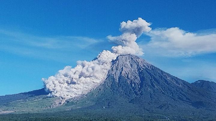 Wildfires Spread Across 7 Locations on East Java's Mount Semeru