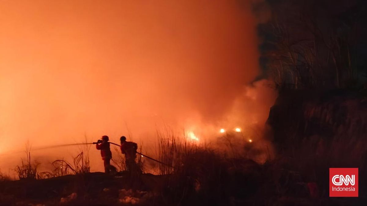 Waringinkurung Landfill in Serang Catches Fire, Flames Difficult to Extinguish