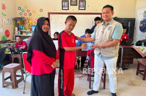 Dukcapil Holds Mobile Service for Vulnerable Residents, Including Special School Students