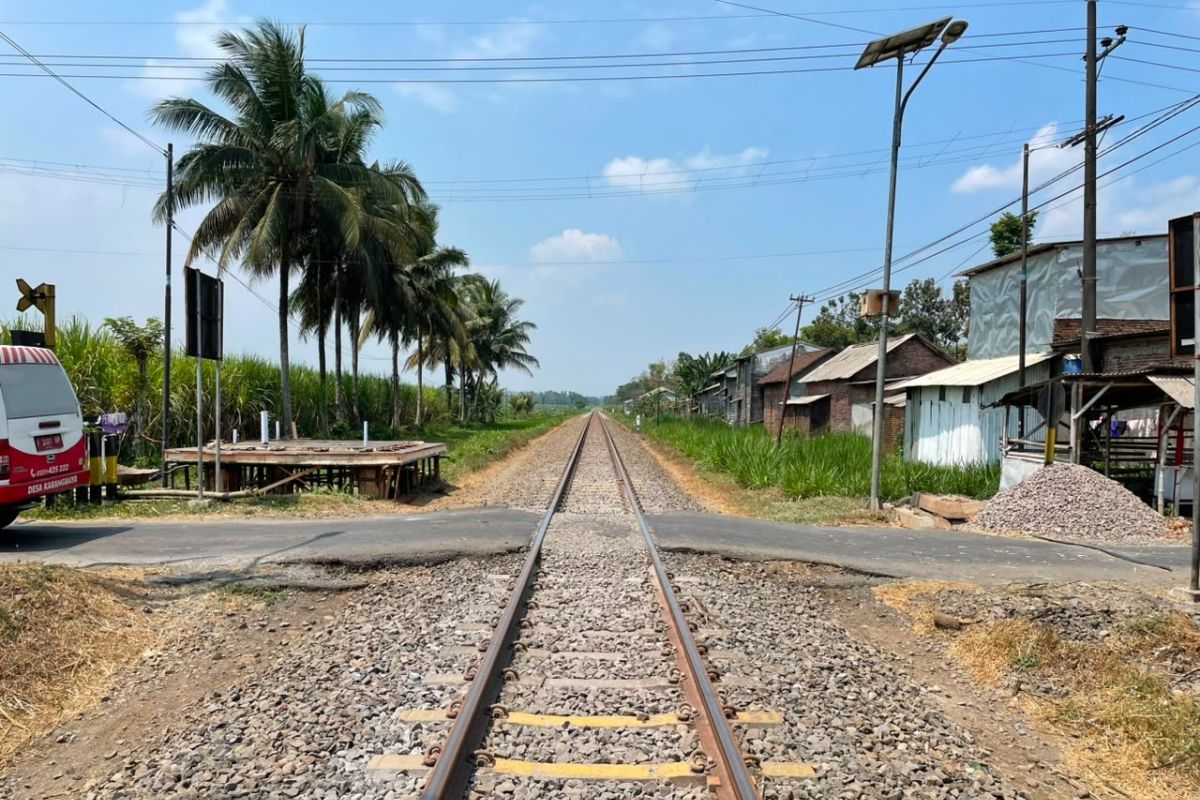 KAI Daop Jember builds 96 level crossings to strengthen railway safety