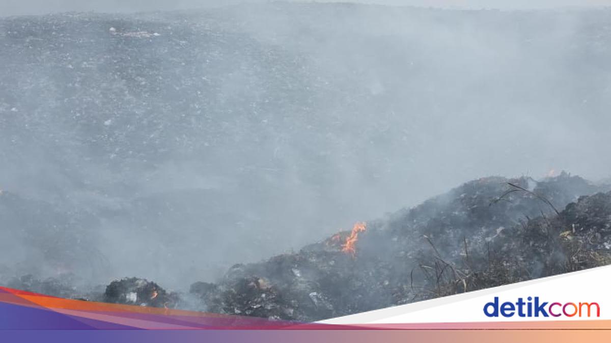 Fire Erupts at Illegal Landfill in Waringinkurung, Police and Firefighters Battle to Extinguish