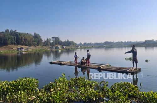 Primary School Children Risk Their Lives on Bamboo Rafts to Attend School