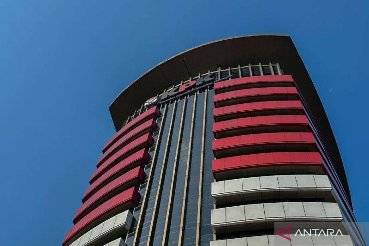 KPK confirms Red and White Building safe after smoke appears
