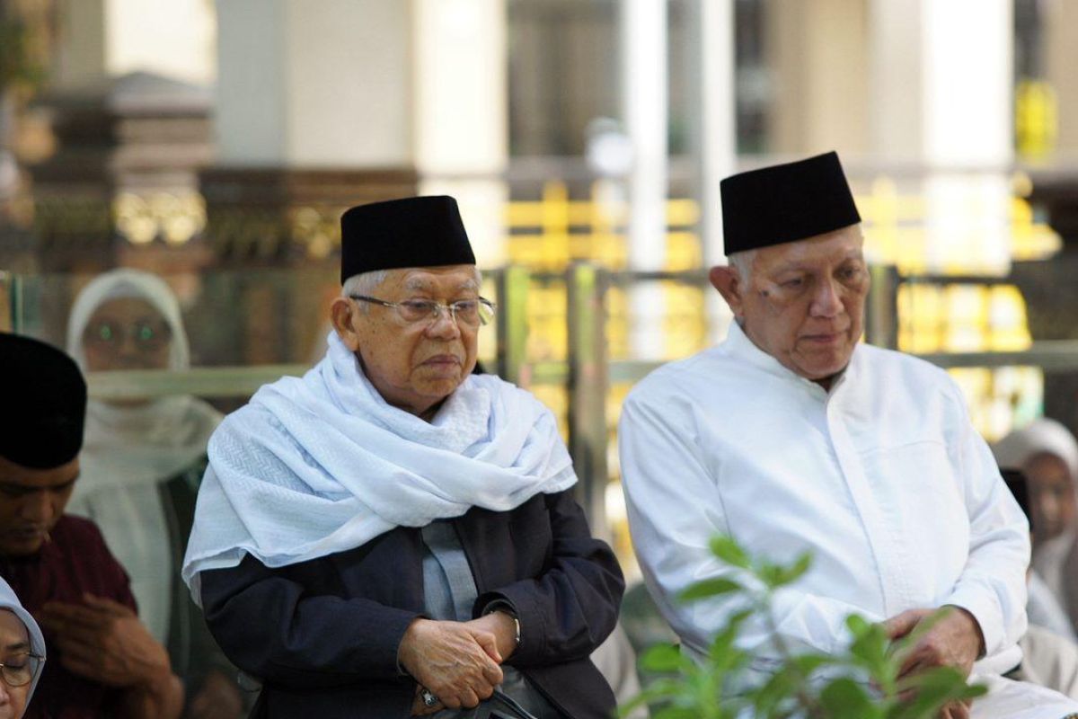 Ma'ruf Amin and Gus Kikin visit grave of NU founder