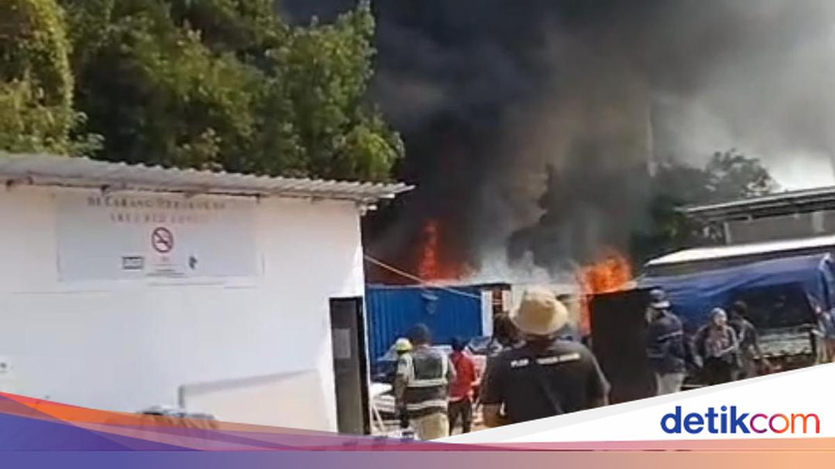 Fire at Logistics Barracks Near PIK Hospital Extinguished, Suspected Electrical Short Circuit