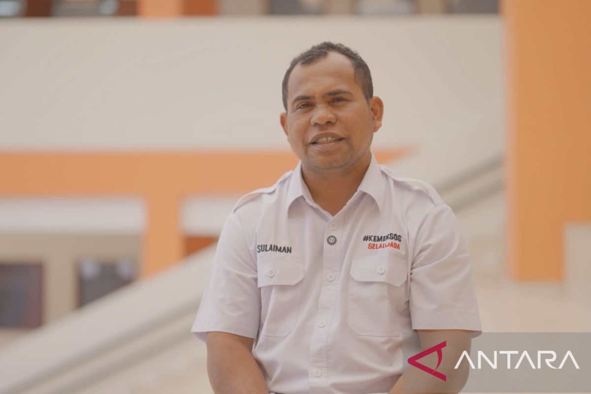 Pak Sule, a farmer's son from Flores serving at Sekolah Rakyat