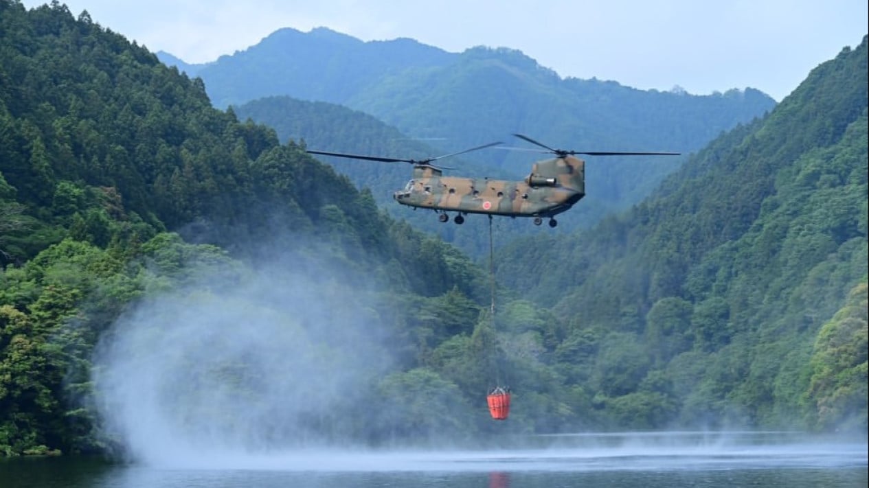 Japan Sends 3 CH-47 Helicopters to Help Extinguish Forest Fires in Kalimantan