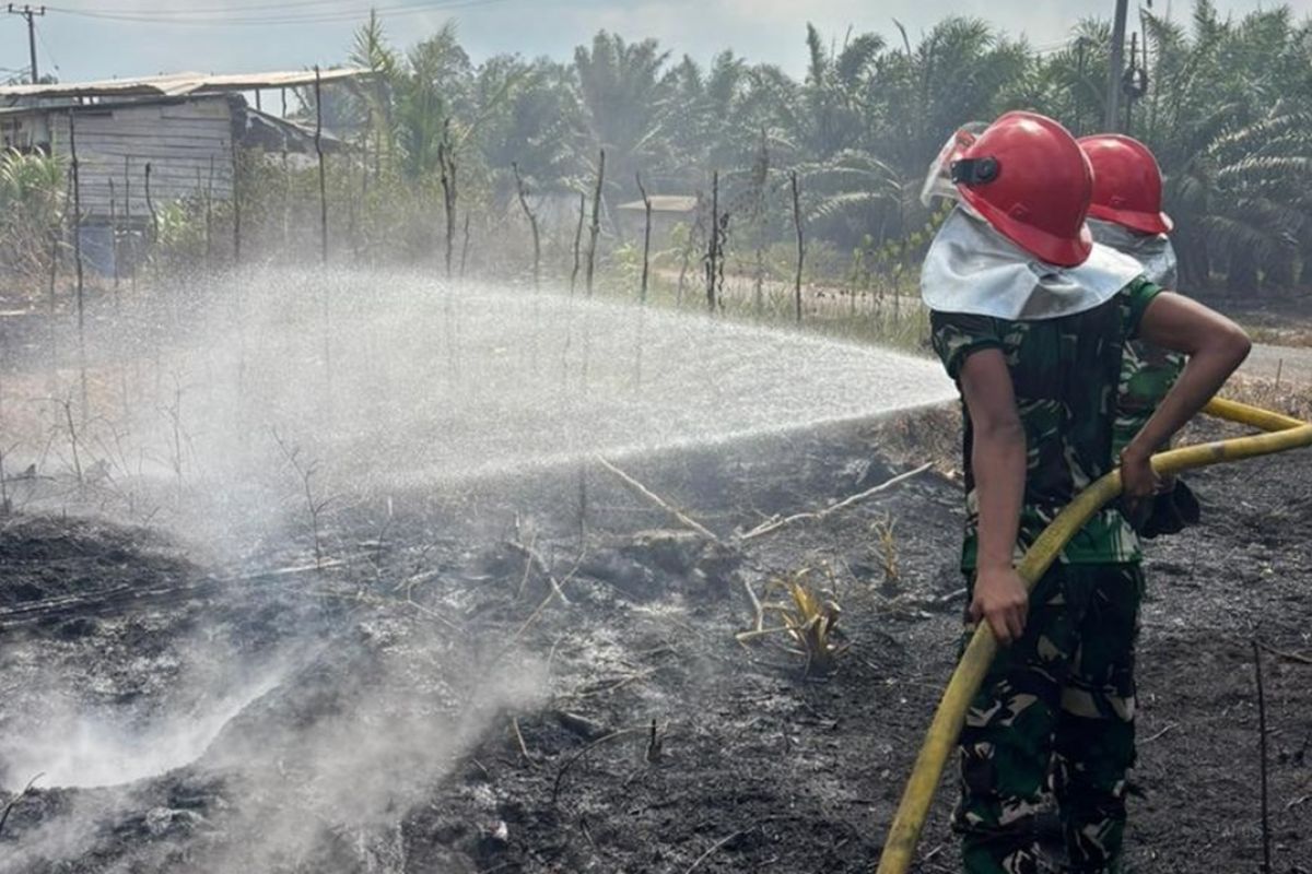 Korem 045 extinguishes forest and land fires in Belilik, Central Bangka
