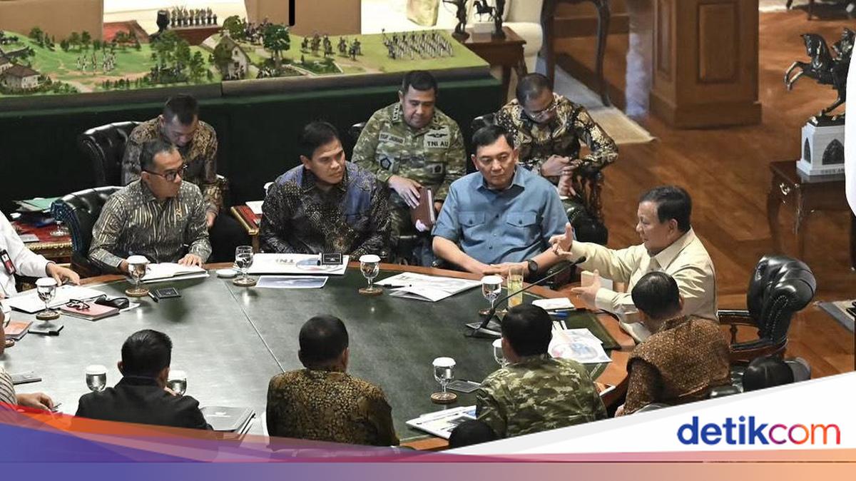 Prabowo Holds Meeting with Military Chiefs on Forest Fires and Dayak Recruitment Requirements