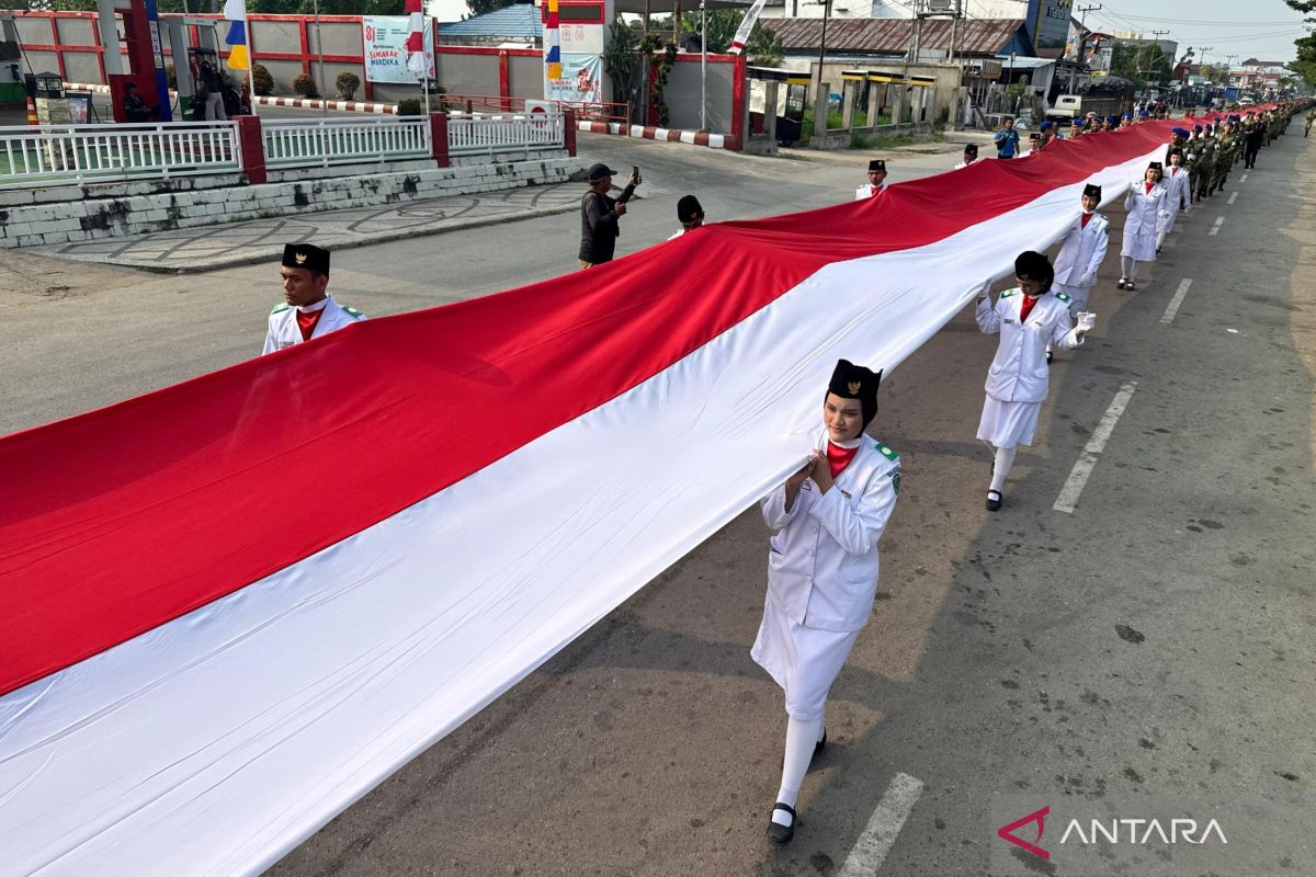 2,026-Metre Red and White Flag Parade Held in North Kalimantan