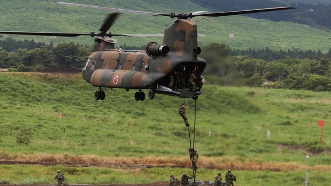 Japan's Giant CH-47 Helicopter to Help Fight Forest Fires, Here's Its Profile