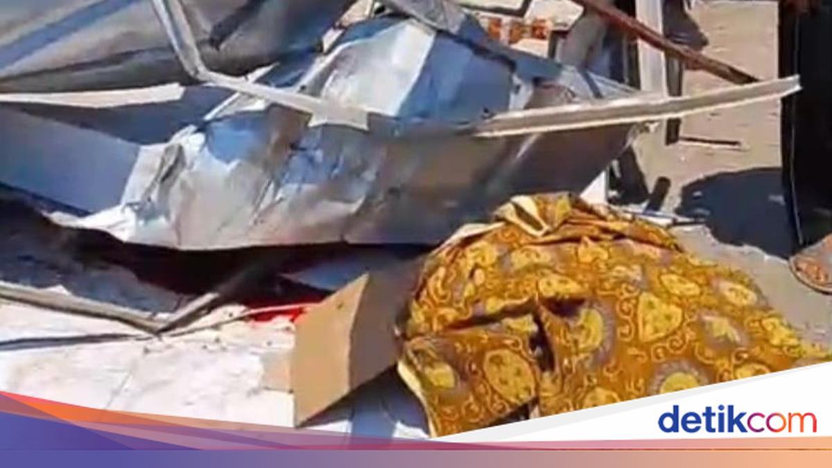 Elderly Man in Jember Dies After Pharmacy Canopy Collapses During 'Sound Horeg' Parade