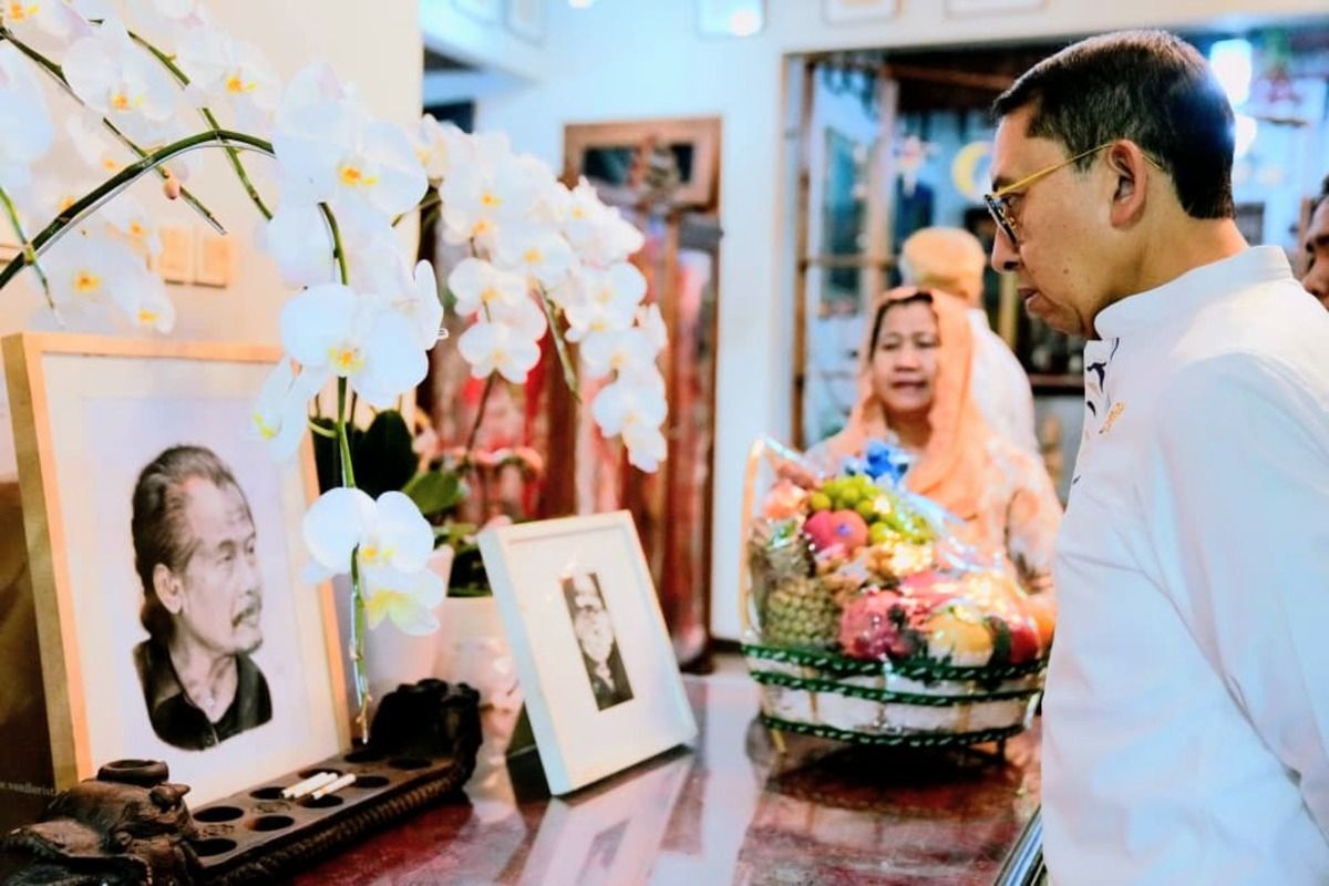Minister of Culture honours Nasirun as an open-minded artist