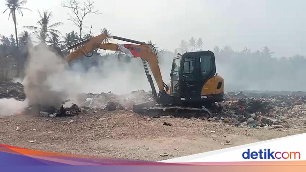 Fire at Illegal Waringinkurung Landfill Persists, Heavy Machinery Deployed